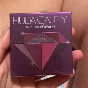 HUDA beauty eyeshadow palette